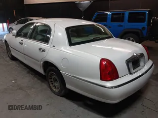 2001 Lincoln Town Car Cartier z VIN 1LNHM83W51Y609962, wystawiony jako IAAI lot #41623323 z przebiegiem 201 799 mil mil oraz . Historia ofert i sprzedaży dostępna na DreamBid. Obrazek 3.