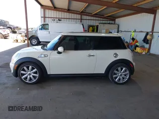 2009 MINI Hardtop S с VIN WMWMF73509TW82449, выставлен на аукционе IAAI как лот 42304286 с пробегом Не указан миль и . История ставок и продаж доступна на DreamBid. Изображение 14.
