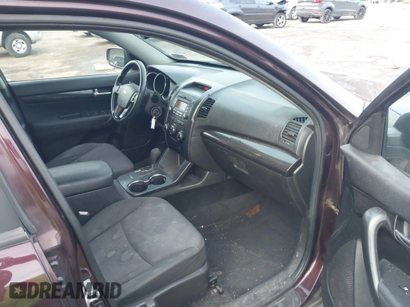 2011 Kia Sorento LX with VIN 5XYKTDA2XBG078757, listed as a IAAI auction lot 40937252 with 186,055 mi miles. Bid and sale history available at carsss.com. Image 5.