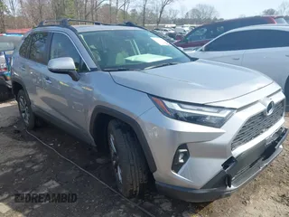 2025 Toyota RAV4 Hybrid XLE Premium z VIN JTMB6RFV3SD572514, wystawiony jako IAAI lot #41751513 z przebiegiem 813 mil mil oraz . Historia ofert i sprzedaży dostępna na DreamBid. Obrazek 1.