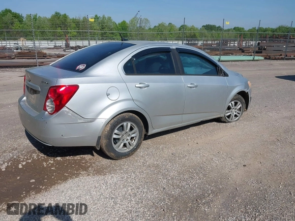 2012 Chevrolet Sonic LS z VIN 1G1JA5SHXC4212170, wystawiony jako IAAI lot #42154640 z przebiegiem 116 725 mil mil oraz . Historia ofert i sprzedaży dostępna na DreamBid. Obrazek 4.
