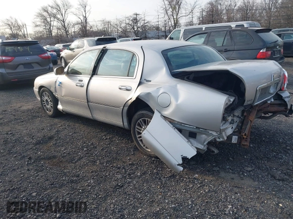 2008 Lincoln Town Car Limited z VIN 2LNHM82V78X646773, wystawiony jako IAAI lot #41738970 z przebiegiem 135 938 mil mil oraz . Historia ofert i sprzedaży dostępna na DreamBid. Obrazek 3.