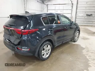 2018 Kia Sportage LX z VIN KNDPMCAC9J7351060, wystawiony jako IAAI lot #42011814 z przebiegiem 174 504 mil mil oraz . Historia ofert i sprzedaży dostępna na DreamBid. Obrazek 4.