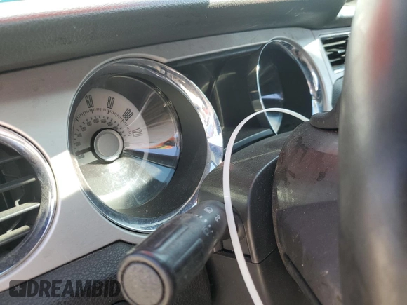 2010 Ford Mustang V6 z VIN 1ZVBP8EN0A5115559, wystawiony jako Copart lot #51810245 z przebiegiem Nie podano mil oraz Szkoda całkowita • Salvage title. Historia ofert i sprzedaży dostępna na DreamBid. Obrazek 9.