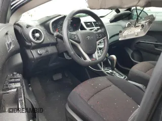 2018 Chevrolet Sonic LT z VIN 1G1JD6SH0J4108152, wystawiony jako Copart lot #55585585 z przebiegiem 42 040 mil mil oraz Szkoda całkowita • Salvage title. Historia ofert i sprzedaży dostępna na DreamBid. Obrazek 8.