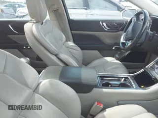 2017 Lincoln Continental Select z VIN 1LN6L9SK0H5631653, wystawiony jako IAAI lot #42092357 z przebiegiem Nie podano mil oraz . Historia ofert i sprzedaży dostępna na DreamBid. Obrazek 5.