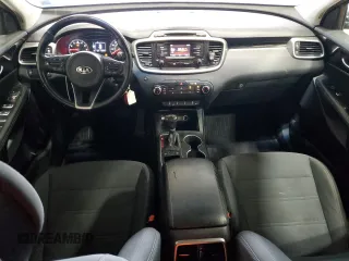 2016 Kia Sorento LX z VIN 5XYPG4A39GG073186, wystawiony jako Copart lot #57701815 z przebiegiem 146 835 mil mil oraz Szkoda całkowita • Salvage title. Historia ofert i sprzedaży dostępna na DreamBid. Obrazek 8.