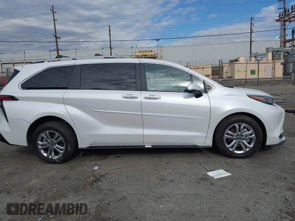 2024 Toyota Sienna Platinum z VIN 5TDESKFC4RS119032, wystawiony jako IAAI lot #41068384 z przebiegiem 10 497 mil mil oraz . Historia ofert i sprzedaży dostępna na DreamBid. Obrazek 13.