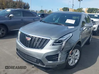 2023 Cadillac XT5 FWD Luxury z VIN 1GYKNAR49PZ137556, wystawiony jako IAAI lot #41934199 z przebiegiem 13 298 mil mil oraz . Historia ofert i sprzedaży dostępna na DreamBid. Obrazek 2.