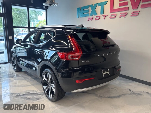 2024 Volvo XC40 Plus Bright Theme z VIN YV4L12UE6R2216347, wystawiony jako Copart lot #53724375 z przebiegiem 11 885 mil mil oraz Czysty tytuł • Clean title. Historia ofert i sprzedaży dostępna na DreamBid. Obrazek 3.