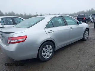 2011 Toyota Camry LE z VIN 4T1BF3EK3BU676288, wystawiony jako IAAI lot #42112366 z przebiegiem 156 066 mil mil oraz . Historia ofert i sprzedaży dostępna na DreamBid. Obrazek 4.