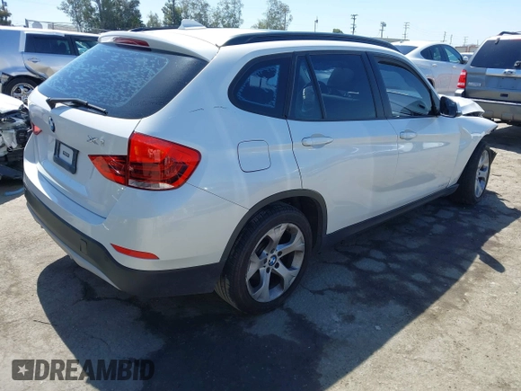2015 BMW X1 sDrive28i z VIN WBAVM1C5XFV315999, wystawiony jako IAAI lot #42326240 z przebiegiem 120 961 mil mil oraz . Historia ofert i sprzedaży dostępna na DreamBid. Obrazek 4.