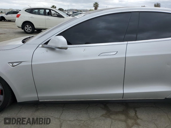 2014 Tesla Model S 60 z VIN 5YJSA1H11EFP43395, wystawiony jako Copart lot #54653845 z przebiegiem 120 180 mil mil oraz Szkoda całkowita • Salvage title. Historia ofert i sprzedaży dostępna na DreamBid. Obrazek 7.