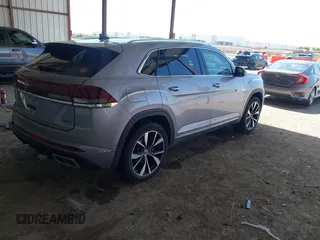 2024 Volkswagen Atlas SEL Premium R-Line z VIN 1V2FE2CA3RC242710, wystawiony jako IAAI lot #42021488 z przebiegiem 20 048 mil mil oraz . Historia ofert i sprzedaży dostępna na DreamBid. Obrazek 4.