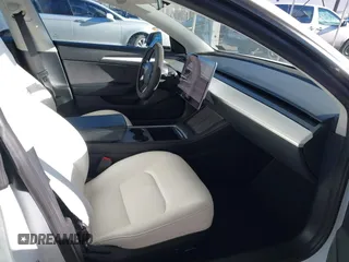 2022 Tesla Model 3 Long Range z VIN 5YJ3E1EB4NF331218, wystawiony jako IAAI lot #41827613 z przebiegiem 84 088 mil mil oraz . Historia ofert i sprzedaży dostępna na DreamBid. Obrazek 5.