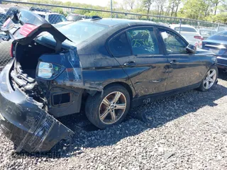 2015 BMW 3 Series 328i xDrive z VIN WBA3B5G52FNS14339, wystawiony jako IAAI lot #42218733 z przebiegiem Nie podano mil oraz . Historia ofert i sprzedaży dostępna na DreamBid. Obrazek 4.