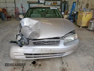 1999 Toyota Camry LE z VIN 4T1BG22K3XU392937, wystawiony jako Copart lot #57371225 z przebiegiem 187 793 mil mil oraz Szkoda całkowita • Salvage title. Historia ofert i sprzedaży dostępna na DreamBid. Obrazek 5.