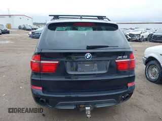 2012 BMW X5 35d z VIN 5UXZW0C55CL674191, wystawiony jako IAAI lot #41906713 z przebiegiem 143 687 mil mil oraz . Historia ofert i sprzedaży dostępna na DreamBid. Obrazek 17.