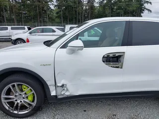 2019 Porsche Cayenne E-Hybrid z VIN WP1AE2AY0KDA52065, wystawiony jako IAAI lot #42687097 z przebiegiem 53 670 mil mil oraz . Historia ofert i sprzedaży dostępna na DreamBid. Obrazek 6.