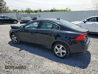 2013 Volvo S60 T5 Premier z VIN YV1612FS5D2186974, wystawiony jako Copart lot #57960215 z przebiegiem 142 598 mil mil oraz Szkody całkowita. Historia ofert i sprzedaży dostępna na DreamBid. Obrazek 2.