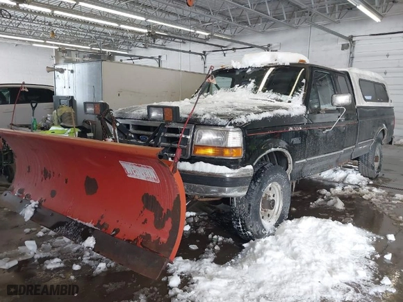 1997 Ford F-250 HD with VIN 1FTHX26G8VEA69320, listed as a IAAI auction lot 41577044 with 120,878 mi miles. Bid and sale history available at carsss.com. Image 2.