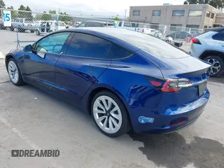 2021 Tesla Model 3 Standard Range Plus z VIN 5YJ3E1EA9MF020860, wystawiony jako IAAI lot #42246074 z przebiegiem 52 674 mil mil oraz . Historia ofert i sprzedaży dostępna na DreamBid. Obrazek 3.