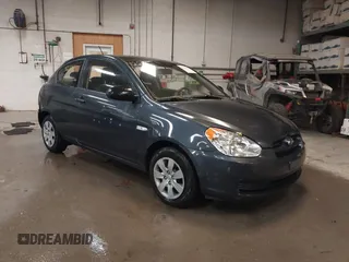 2008 Hyundai Accent GS z VIN KMHCM36CX8U083876, wystawiony jako IAAI lot #42254997 z przebiegiem 145 168 mil mil oraz . Historia ofert i sprzedaży dostępna na DreamBid. Obrazek 1.