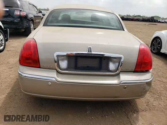2005 Lincoln Town Car Signature z VIN 1LNHM81W25Y666645, wystawiony jako Copart lot #56103945 z przebiegiem 168 883 mil mil oraz Czysty tytuł • Clean title. Historia ofert i sprzedaży dostępna na DreamBid. Obrazek 6.