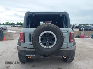 2022 Ford Bronco z VIN 1FMEE5DP3NLB31811, wystawiony jako IAAI lot #42303650 z przebiegiem 43 636 mil mil oraz . Historia ofert i sprzedaży dostępna na DreamBid. Obrazek 16.