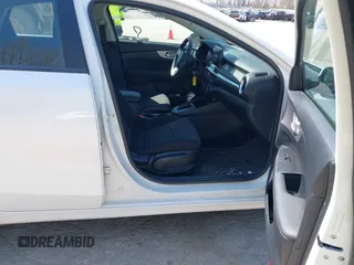 2024 Kia Forte LX z VIN 3KPF24AD6RE786274, wystawiony jako IAAI lot #42108741 z przebiegiem 5 923 mil mil oraz . Historia ofert i sprzedaży dostępna na DreamBid. Obrazek 5.