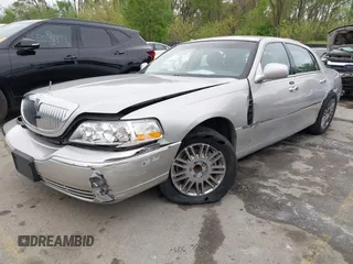 2008 Lincoln Town Car Limited z VIN 2LNHM82V98X652123, wystawiony jako IAAI lot #42065134 z przebiegiem 93 889 mil mil oraz . Historia ofert i sprzedaży dostępna na DreamBid. Obrazek 17.