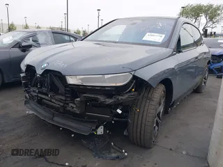 2025 BMW iX xDrive50 z VIN WB523CF07SCT32782, wystawiony jako IAAI lot #42097770 z przebiegiem 3 447 mil mil oraz . Historia ofert i sprzedaży dostępna na DreamBid. Obrazek 2.