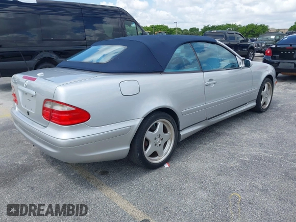 2001 Mercedes-Benz CLK 320/430 z VIN WDBLK70GX1T069063, wystawiony jako IAAI lot #42353619 z przebiegiem 107 770 mil mil oraz . Historia ofert i sprzedaży dostępna na DreamBid. Obrazek 4.