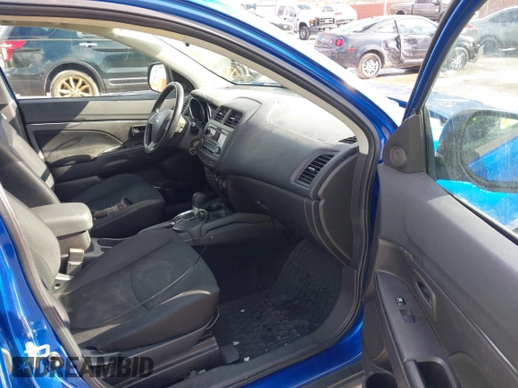 2015 Mitsubishi Outlander ES z VIN 4A4AR3AU0FE008844, wystawiony jako IAAI lot #41531750 z przebiegiem 51 185 mil mil oraz . Historia ofert i sprzedaży dostępna na DreamBid. Obrazek 5.