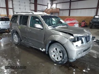 2005 Nissan Pathfinder SE z VIN 5N1AR18W45C711713, wystawiony jako IAAI lot #41610408 z przebiegiem 270 863 mil mil oraz . Historia ofert i sprzedaży dostępna na DreamBid. Obrazek 1.