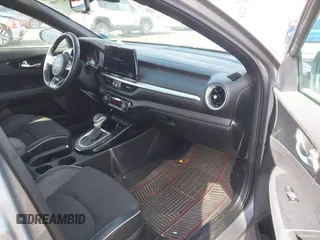 2023 Kia Forte GT-Line z VIN 3KPF54AD4PE553188, wystawiony jako IAAI lot #41847958 z przebiegiem 27 820 mil mil oraz . Historia ofert i sprzedaży dostępna na DreamBid. Obrazek 5.