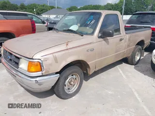 1996 Ford Ranger XL z VIN 1FTCR10A9TUD57885, wystawiony jako IAAI lot #42445190 z przebiegiem 355 333 mil mil oraz . Historia ofert i sprzedaży dostępna na DreamBid. Obrazek 2.