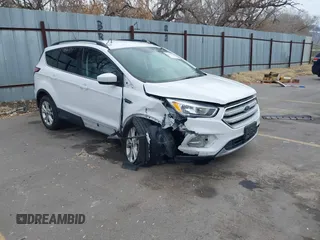2018 Ford Escape SE z VIN 1FMCU9GD0JUC62783, wystawiony jako IAAI lot #41488153 z przebiegiem 55 774 mil mil oraz . Historia ofert i sprzedaży dostępna na DreamBid. Obrazek 1.