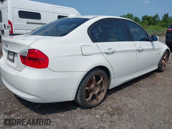2006 BMW 3 Series 325xi with VIN WBAVD13556KV08675, listed as a IAAI auction lot 40086388 with 139,501 mi miles. Bid and sale history available at carsss.com. Image 4.