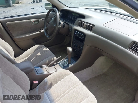 2001 Toyota Camry CE z VIN 4T1BG22KX1U767696, wystawiony jako IAAI lot #42271803 z przebiegiem 130 927 mil mil oraz . Historia ofert i sprzedaży dostępna na DreamBid. Obrazek 5.