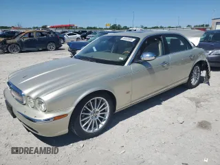 2007 Jaguar XJ 8 LWB z VIN SAJWA79B77SH18393, wystawiony jako Copart lot #55820805 z przebiegiem 92 524 mil mil oraz Szkoda całkowita • Salvage title. Historia ofert i sprzedaży dostępna na DreamBid. Obrazek 1.