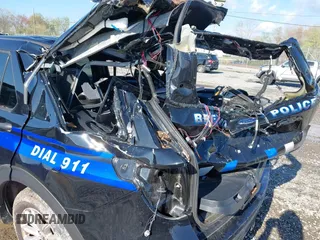 2022 Ford Police Interceptor z VIN 1FM5K8AC6NGC52692, wystawiony jako IAAI lot #41957993 z przebiegiem 7 834 mil mil oraz . Historia ofert i sprzedaży dostępna na DreamBid. Obrazek 6.