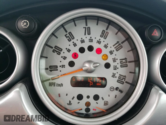 2005 MINI Hardtop z VIN WMWRC33575TJ72830, wystawiony jako Copart lot #53948105 z przebiegiem 121 751 mil mil oraz Szkoda całkowita • Salvage title. Historia ofert i sprzedaży dostępna na DreamBid. Obrazek 9.