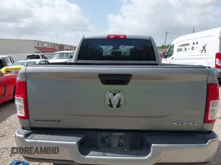 2024 Ram 2500 Big Horn z VIN 3C6UR5DL8RG343566, wystawiony jako IAAI lot #42526456 z przebiegiem Nie podano mil oraz . Historia ofert i sprzedaży dostępna na DreamBid. Obrazek 17.