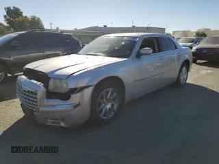 2008 Chrysler 300 z VIN 2C3LA33G38H158851, wystawiony jako Copart lot #77832964 z przebiegiem 135 892 mil mil oraz Szkoda całkowita • Salvage title. Historia ofert i sprzedaży dostępna na DreamBid. Obrazek 1.