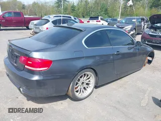 2008 BMW 3 Series 335xi z VIN WBAWC73588E066356, wystawiony jako IAAI lot #42241895 z przebiegiem 98 161 mil mil oraz . Historia ofert i sprzedaży dostępna na DreamBid. Obrazek 4.