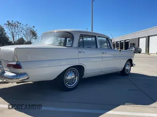 1964 Mercedes-Benz 190 z VIN 190D132340, wystawiony jako Copart lot #88296815 z przebiegiem Nie podano mil oraz Tytuł czysty. Historia ofert i sprzedaży dostępna na DreamBid. Obrazek 4.