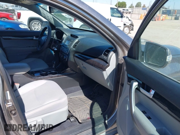 2015 Kia Sorento LX with VIN 5XYKTCA69FG584972, listed as a IAAI auction lot 42315973 with 165,907 mi miles and . Bid and sale history available at DreamBid. Image 5.
