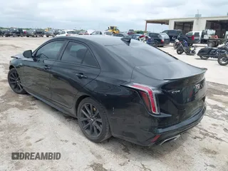 2021 Cadillac CT4 Sport z VIN 1G6DC5RK5M0134988, wystawiony jako IAAI lot #42000211 z przebiegiem 43 065 mil mil oraz . Historia ofert i sprzedaży dostępna na DreamBid. Obrazek 3.