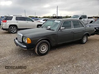1984 Mercedes-Benz 300 300D-T with VIN WDBAB33A6EA136928, listed as a Copart auction lot 79703564 with 202,824 mi miles and Clean Title. Bid and sale history available at carsss.com. Image 1.